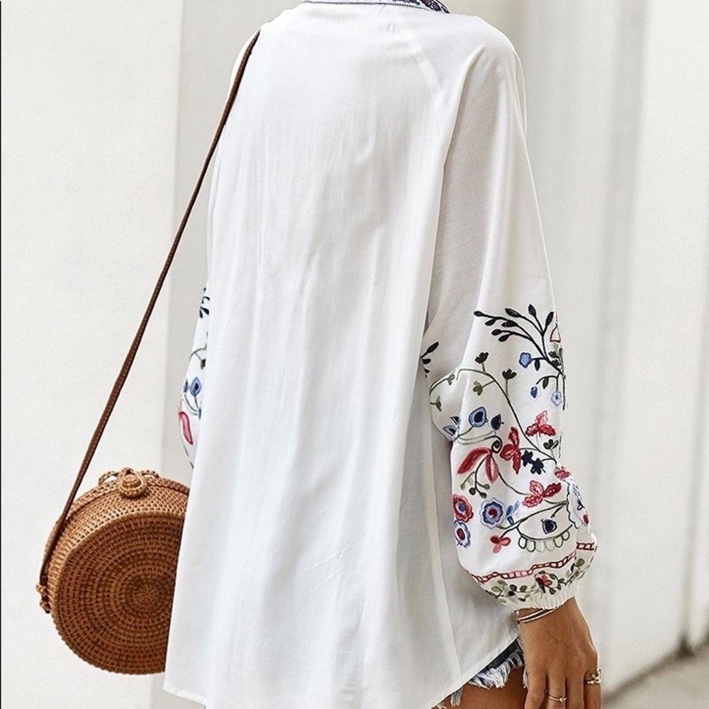 HIGH QUALITY EMBROIDERED FLORAL VINES TOP - Picture 4 of 6